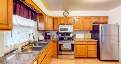 Dog-Friendly Condo near Indiana University - Full Kitchen & Assigned Parking
