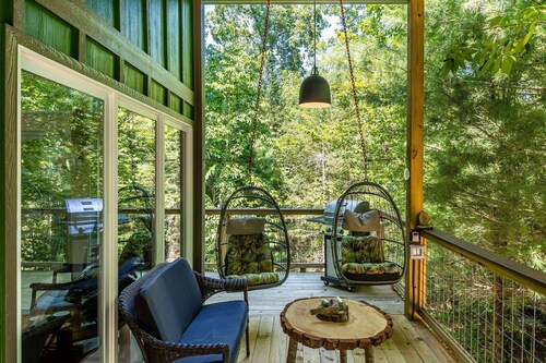 Hot Tub  | Handcrafted 1BR Treehouse Inspired Bungalow | Lookout Mountain | Romantic Getaway