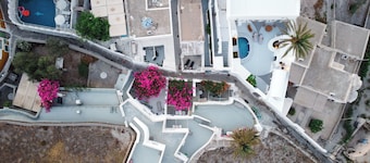 Modern traditional cave home, close to Fira, port and airport!