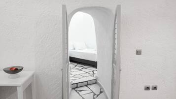 3 bedrooms, in-room safe, iron/ironing board, travel cot