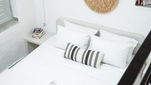 3 bedrooms, in-room safe, iron/ironing board, travel cot