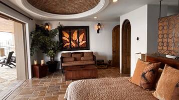 4 bedrooms, desk, WiFi