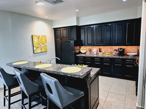 Refrigerador, microondas, parrilla de estufa y lavavajillas