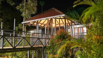 Vista frontal de la propiedad