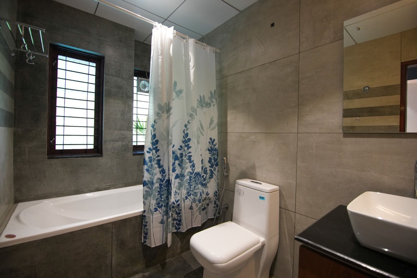 Une salle de bain avec une baignoire, des toilettes et un lavabo.