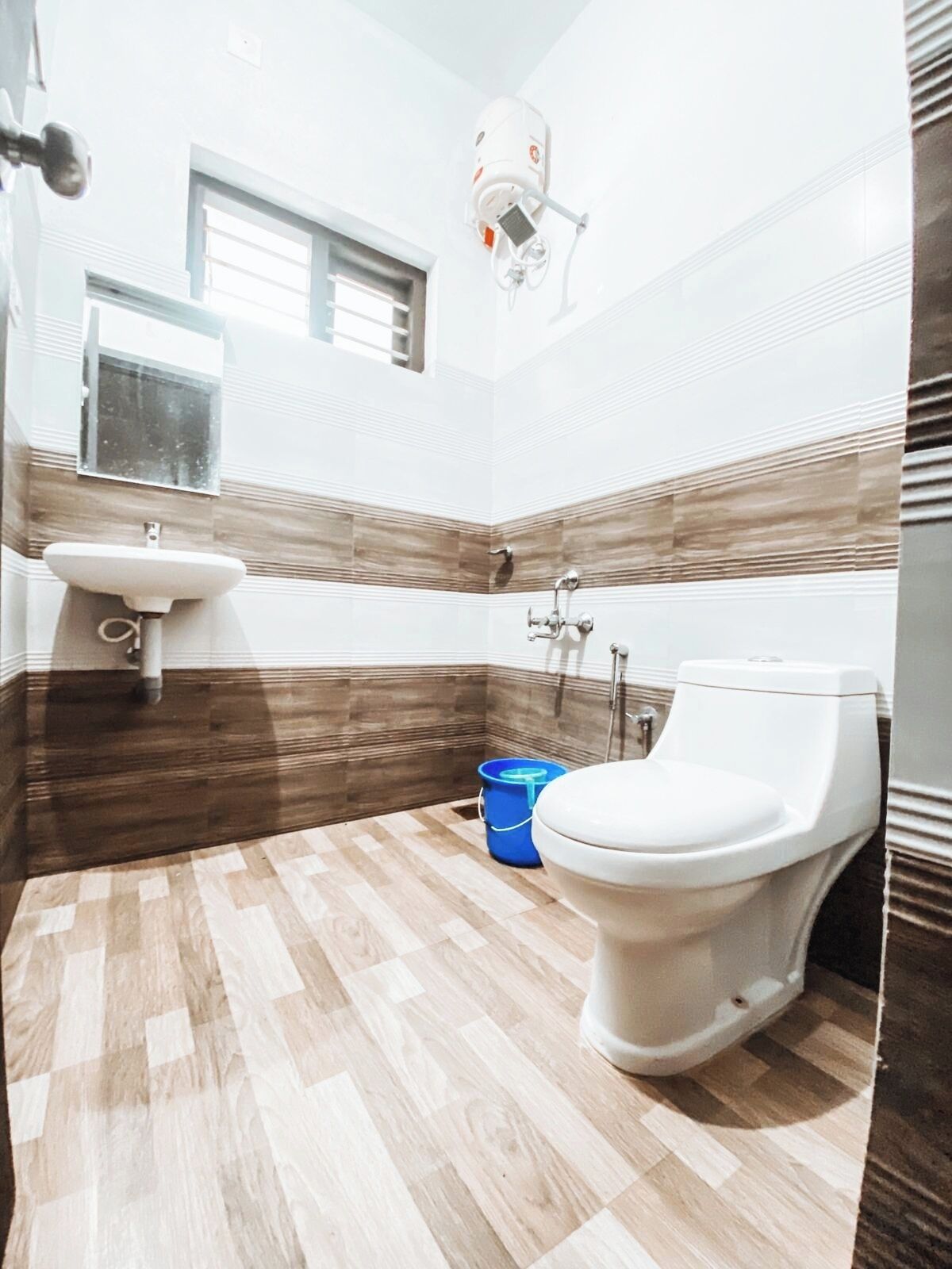 Departamento básico | Baño | Regadera tipo lluvia, amenidades de baño gratuitas, toallas, jabón 