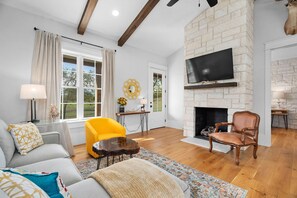 Télévision, cheminée, espaces bureaux