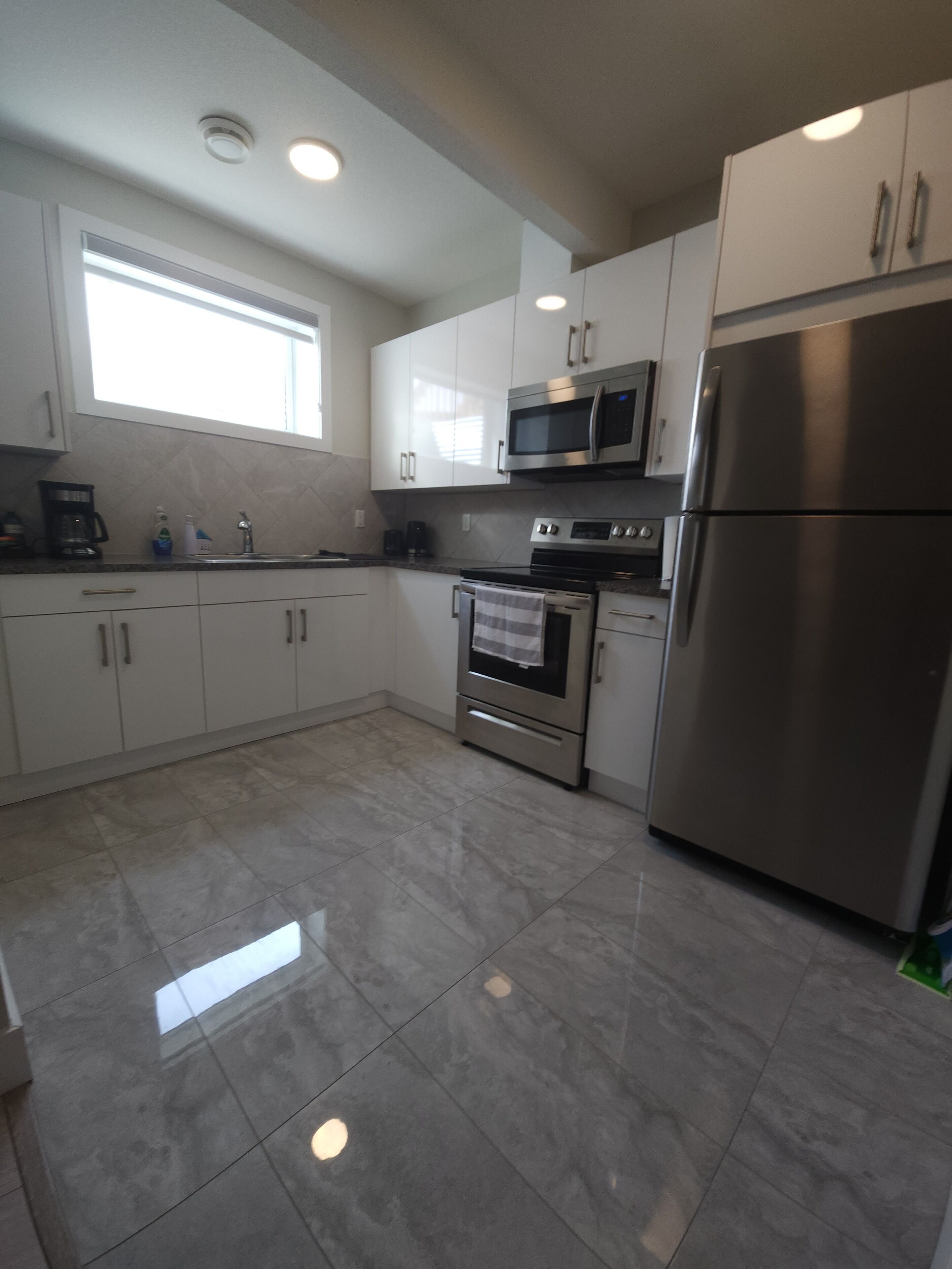 ثلاجة، ميكروويف، فرن، موقد طهي مسطح