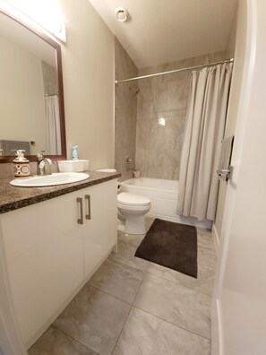 Haartrockner, Handtücher, Seife, Shampoo