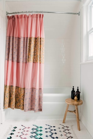 Bathtub, hair dryer, towels - Town & Trail - Walkable Wellington Charmer (Prince Edward)