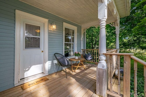 Town & Trail - Walkable Wellington Charmer