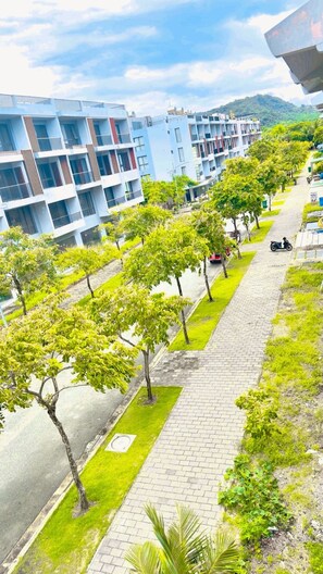 Vista frontal de la propiedad
