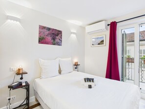 4 bedrooms, iron/ironing board, internet, bed sheets