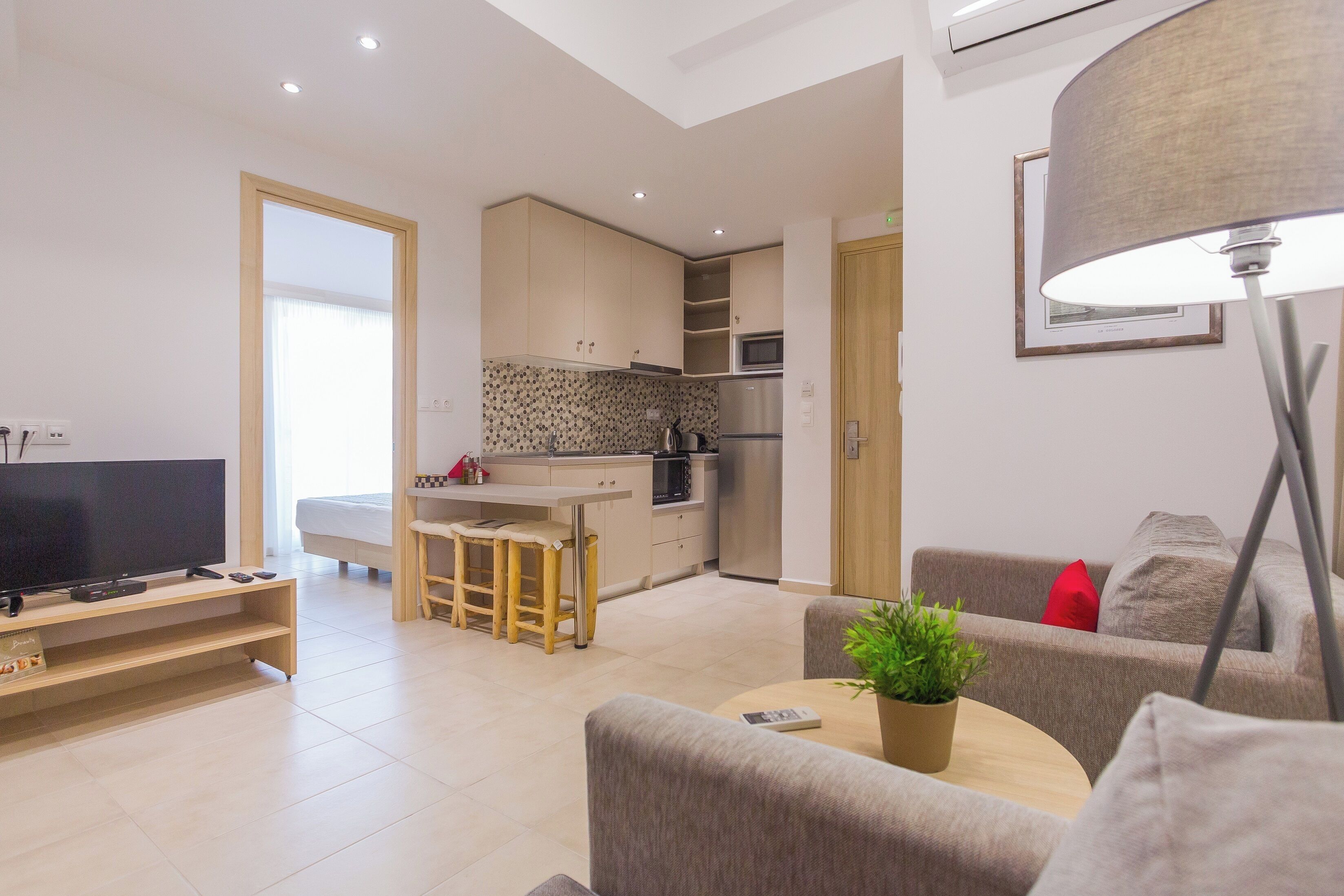 Eine moderne Wohnung mit Wohnzimmer, Essbereich und Küche.