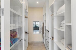 3 Schlafzimmer, Schreibtisch, Bügeleisen/Bügelbrett, WLAN