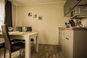 Four, grille-pain, chaise haute