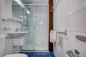 Combined shower/bathtub, hair dryer, towels