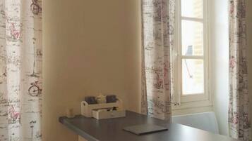 Ducha, secador de pelo, toallas, jabón