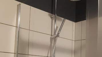 Een douche, een haardroger, handdoeken, zeep