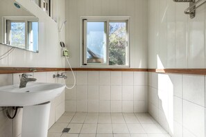 Quarto casal | Banheiro | Chuveiro, chuveiro com efeito de chuva, secador de cabelo, chinelos