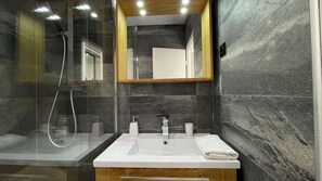 Shower, hair dryer, towels