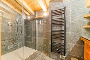 Douche, sèche-cheveux, serviettes fournies