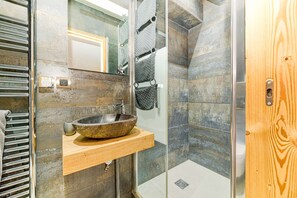 Badewanne, Haartrockner, Handtücher