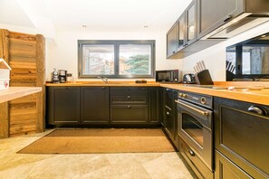 Kylskåp, mikrovågsugn, ugn och spishäll