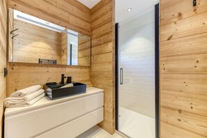 Bañera, secador de pelo, toallas