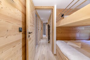 5 habitaciones, tabla de planchar con plancha, wifi y ropa de cama 