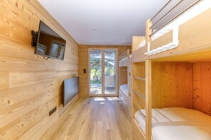 5 bedrooms, iron/ironing board, WiFi, bed sheets