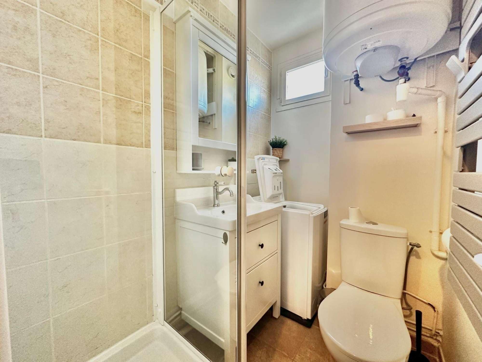 Une salle de bain équipée d’une douche, d’un lavabo, de toilettes et d’un miroir au-dessus du lavabo.