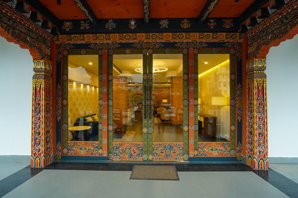 Vista frontal de la propiedad