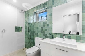 Shower, hair dryer, towels