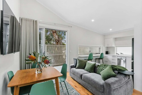 Luxury studio set in the trees, close to hospitals, Uni, and Cat buses
