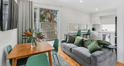 Luxury studio set in the trees, close to hospitals, Uni, and Cat buses