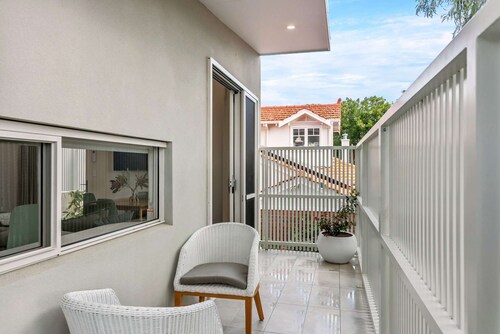 Luxury studio set in the trees, close to hospitals, Uni, and Cat buses