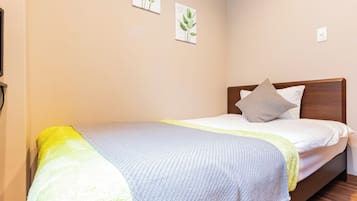 Quarto solteiro econômico | Escrivaninha, cortinas blackout, Wi-Fi de cortesia, roupa de cama