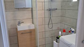 Een haardroger, toiletpapier