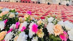 Un grand bâtiment somptueux, doté d’un sol à motifs et de décorations florales.