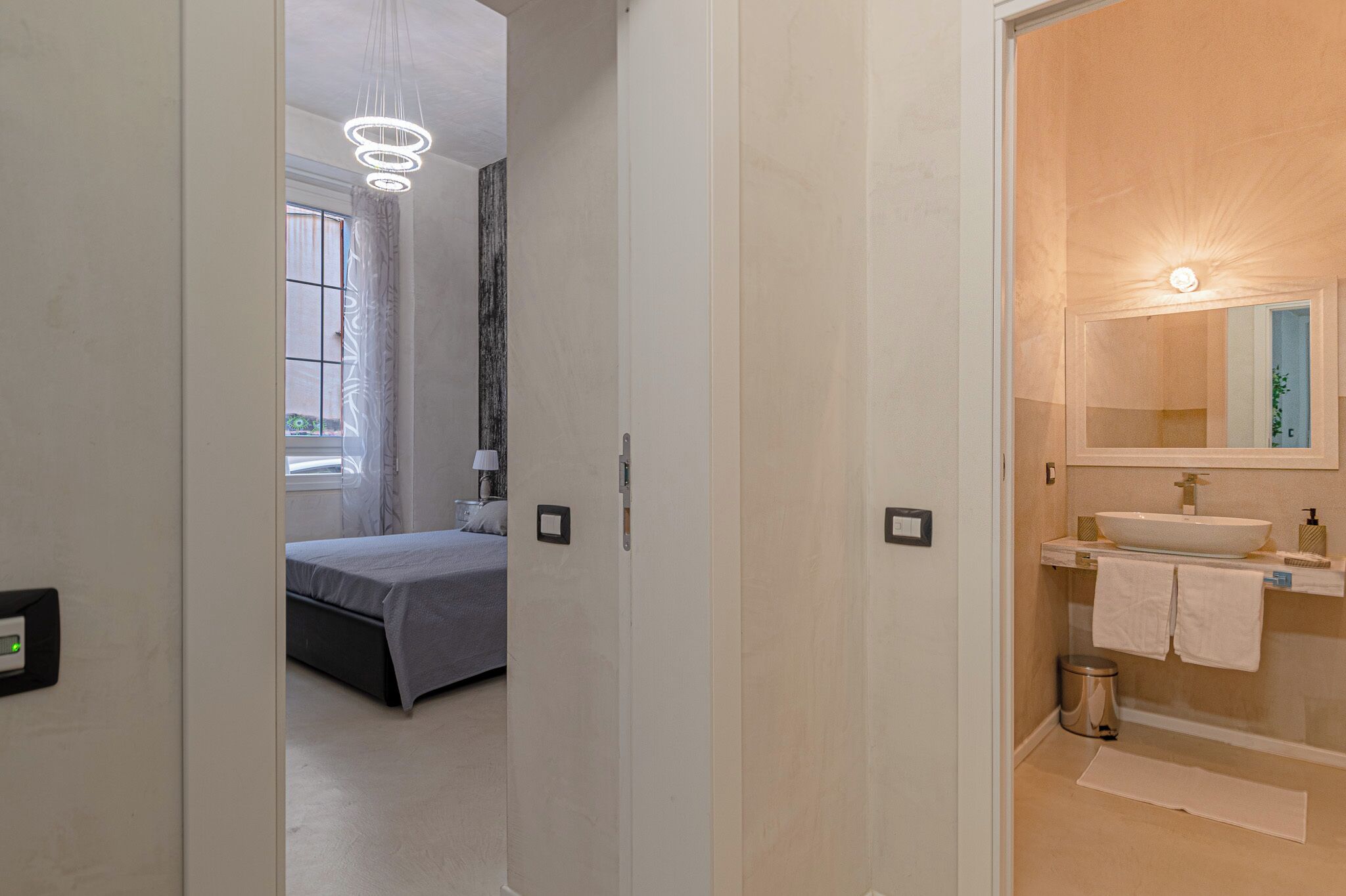 Kahden hengen deluxe-huone, 1 parisänky | Minibaari (osa tuotteista ilmaisia), työpöytä, äänieristys