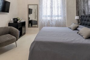 Deluxe Double Room, 1 Double Bed | Free minibar items, desk, soundproofing, free WiFi - Flower Rooms Cagliari (Cagliari)