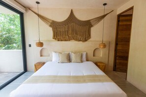 2 soverom, skrivebord, strykejern/-brett og reiseseng for barn