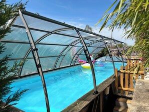 Een binnenzwembad, een buitenzwembad