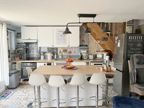 Jääkaappi, mikroaaltouuni, uuni, liesi