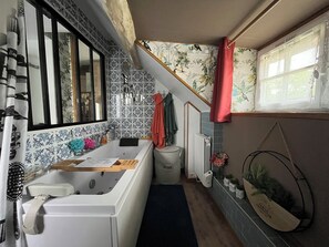 Een bubbelbad, milieuvriendelijke toiletartikelen, een haardroger