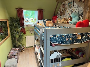 3 slaapkamers, een bureau, een strijkplank/strijkijzer, reisbedje