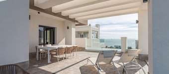 Los Flamencos Penthouse by Ĥ- Haraganes Beach HLHF5501P69