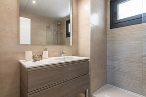 Dusche, Haartrockner, Handtücher