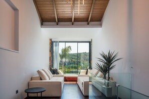 Smart TV, fireplace, video games, table tennis